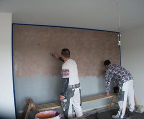 zwei Personen bei der Arbeit